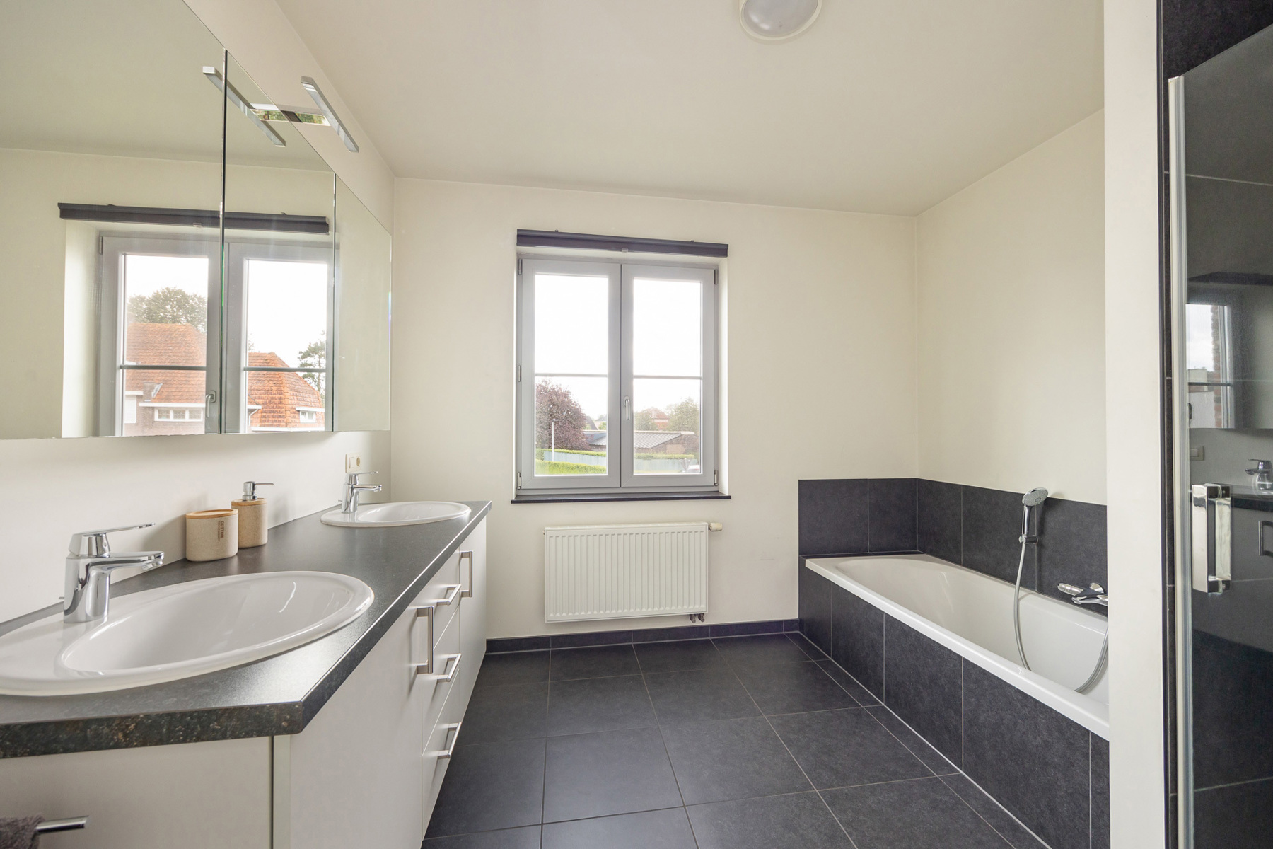 Ruim duplex-appartement (144m²) met 3 slaapkamers, 2 badkamers, 2 terrassen, zolderberging en autostaanplaats. - foto 5