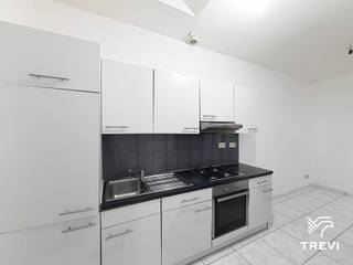<strong><strong>BRUSSEL: Gelegen in de Anneessenswijk en nabij het openbaar vervoer, appartement met 1 slaapkamer van ±45 m², gelegen aan de achterzijde van het gelijkvloers. Het appartement bestaat uit een woonkamer van ±9 m², een douchekamer met toilet, een volledig uitgeruste keuken (oven, kookplaat en dampkap), een eetkamer, een zuidoostgericht terras van ±11 m², een slaapkamer van ±9 m² op de verdieping en een kelder. Kosten: voorschot van 50€/maand, inclusief de gemeenschappelijke delen en koud water. EPC: G Onmiddellijk beschikbaar.<br /><br /></strong></strong>
<p><u>Aan de achterzijde van het gelijkvloers:</u></p>
<ul>
<li>Woonkamer ±9 m²</li>
<li>Douchekamer met toilet</li>
<li>Volledig uitgeruste keuken (oven, kookplaat en dampkap)</li>
<li>Eetkamer</li>
<li>Zuidoostgericht terras ±11 m²</li>
<li>Slaapkamer ±9 m² op de verdieping</li>
<li>Kelder</li>
</ul>