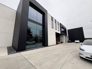 Op de knappe site 'Trudopark' te Sint-Truiden wordt deze bedrijfsunit te huur aangeboden.Unit 4 heeft een oppervlakte van 400 m² op het gelijkvloers...