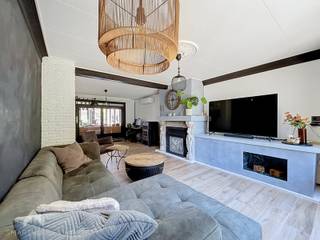 <p>Deze ruime en energiezuinige halfopen woning is een echte verrassing voor wie op zoek is naar comfort, ruimte en flexibiliteit. Met maar liefst 278 m² biedt deze woning alle plaats die je nodig hebt.<br />De inkomhal geeft toegang tot de gezellige leefruimte met zithoek en eethoek. De open, volledig geïnstalleerde keuken sluit mooi aan en beschikt aansluitend over een ruime berging met wasplaats. Extra troef is de multifunctionele ruimte die perfect kan dienen als bureau, speelkamer of praktijkruimte.<br /><br />De badkamer is uitgerust met ligbad, inloopdouche en dubbele lavabo. Er is een apart toilet. De ruime veranda vormt een aangename uitbreiding van de leefruimte en biedt een mooi zicht op de tuin.<br />Buiten geniet je van een gezellige tuin met terras. De carport met extra uitweg en het ruime bijgebouw, dat kan worden ingericht als garage, atelier of hobbyruimte, zorgen voor een waaier aan mogelijkheden.<br /><br />Op de verdieping zijn er 3 ruime slaapkamers, waarvan één met dressing. De grote zolder is bereikbaar via een trapluik en biedt nog heel wat extra bergruimte.</p>
<p>Extra troeven</p>
<ul>
<li>EPC B</li>
<li>airco</li>
<li>vlakbij de Nederlandse grens</li>
<li>nabij De Vossemeren</li>
<li>nabij scholen en winkels</li>
<li>nabij het kanaal in bosrijk gebied</li>
<li>instapklaar</li>
</ul>
<p>Deze woning is te koop ZONDER makelaar via het concept van Smart Houses. Wenst u verdere inlichtingen of een bezoek? Contacteer rechtstreeks de eigenaar via 0477/04.95.62</p>