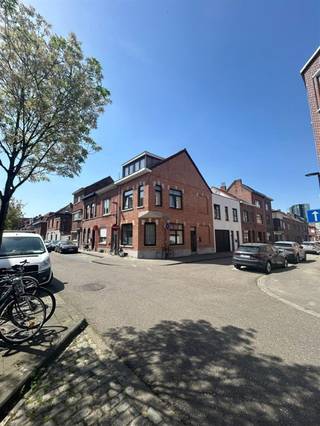 Dit opbrengsteigendom is uiterst centraal gelegen in een rustige straat nabij het Station van Leuven en tal van andere voorzieningen:...