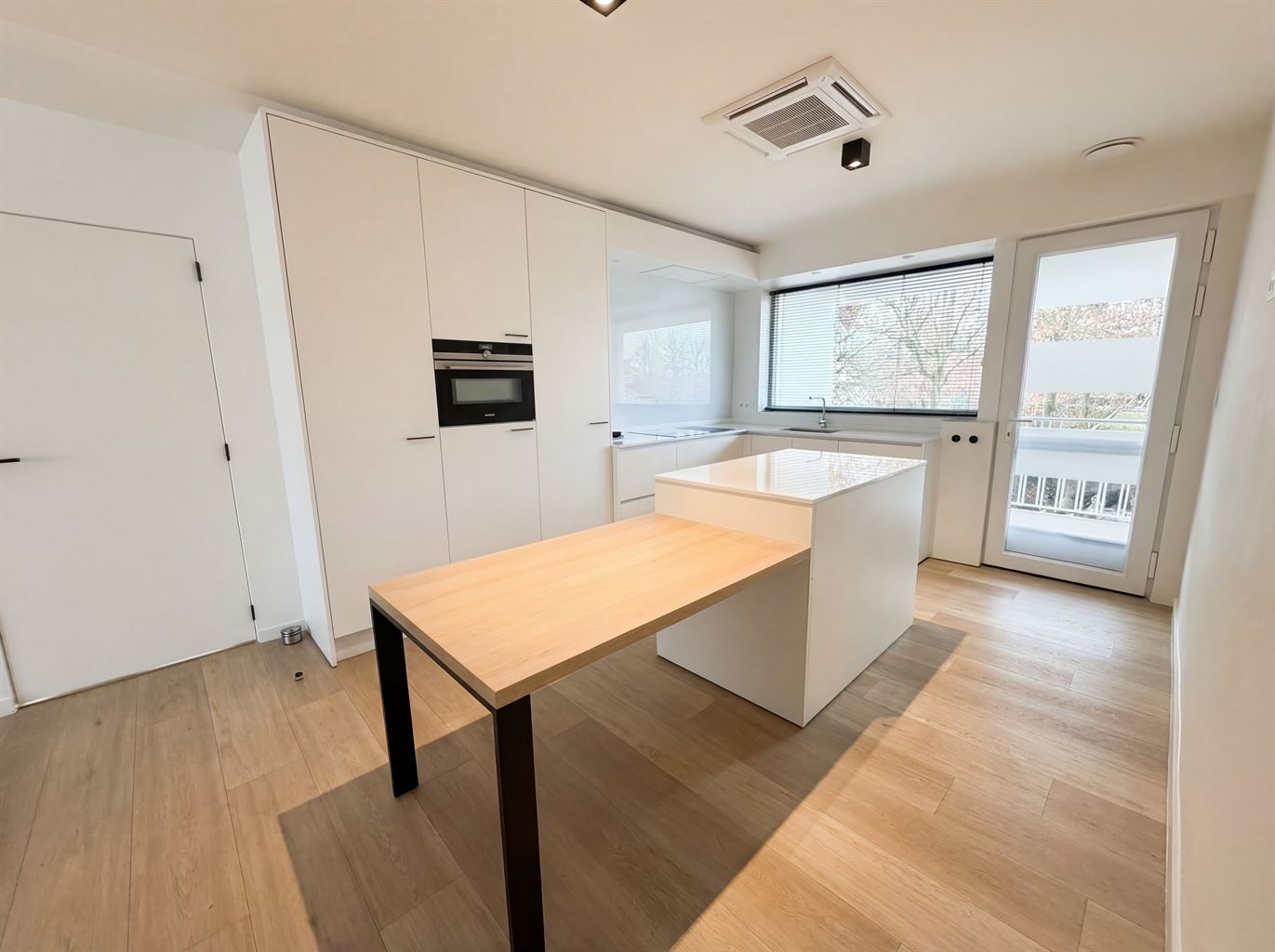 Luxe appartement voorzien van 4 slaapkamers, ruim terras, afgesloten garagebox en 2 autostaanplaatsen gelegen nabij het centrum van Maaseik. - foto 5