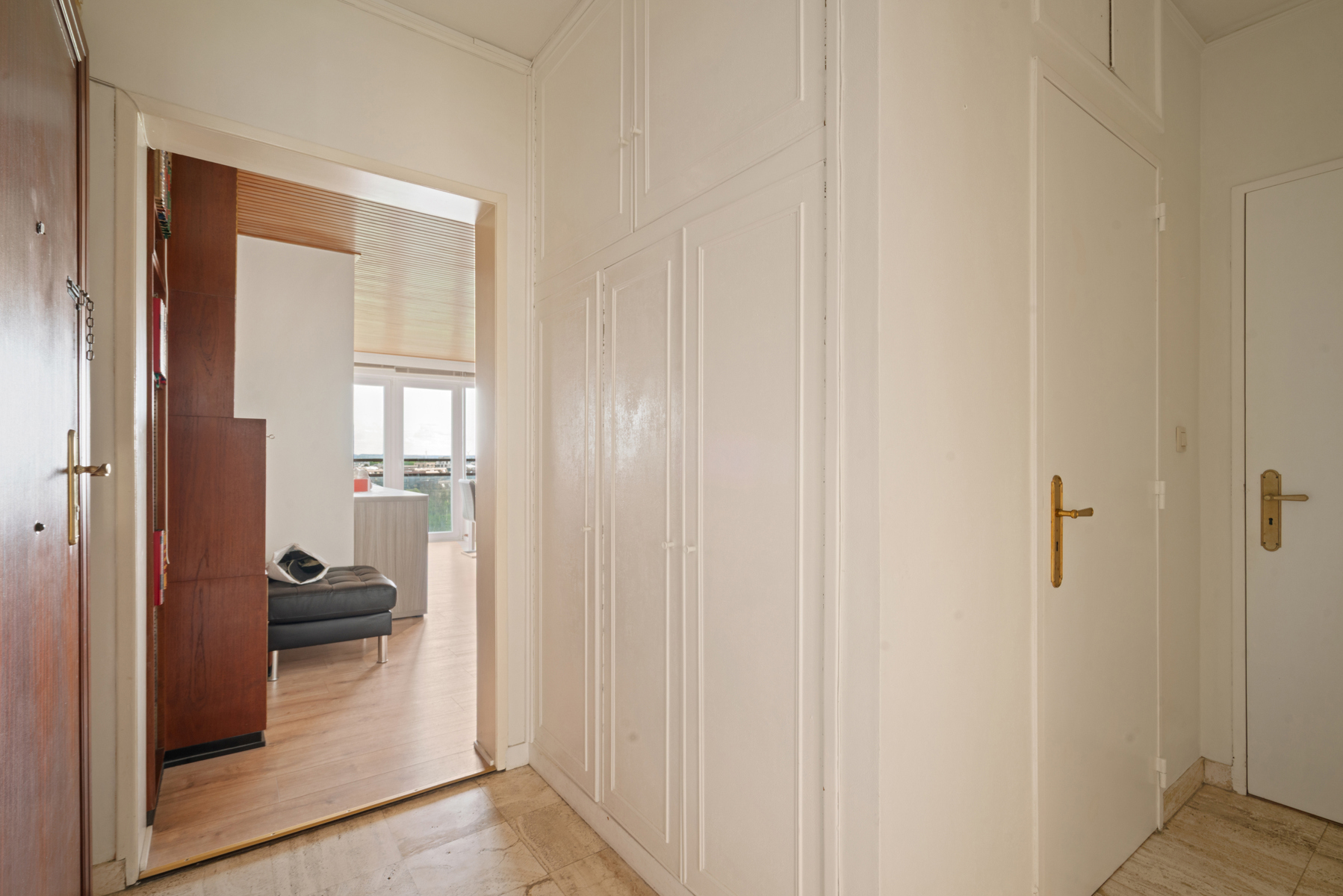 Lichtrijk appartement met twee slaapkamers te Anderlecht. - foto 2