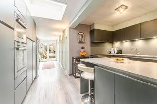<strong>Te koop: verzorgde woning met 3 slaapkamers en uitweg achteraan in Deerlijk.</strong><br /><br />De woning geniet van een gunstige ligging, op korte afstand van het centrum en met een vlotte verbinding via de belangrijkste invalswegen.<br />De woning beschikt over een ruime en aangename leefruimte en een reeds vernieuwde keuken. Verder zijn er drie slaapkamers en een dressing, alsook een praktische uitweg achteraan.<br /><br /><u><strong>Indeling:</strong></u><br /><em>Gelijkvloers:</em> inkomhal, woonkamer met aansluitend de reeds vernieuwde keuken, grote berging, apart toilet en badkamer met lavabo en douche/bad. Er is ook een droge kelder aanwezig. Via de keuken kan je rechtstreeks naar het terras en de tuin met tuinhuis. Achteraan de woning is er een uitweg en parkeergelegenheid voorzien.<br /><em>Eerste verdiep: </em>2 slaapkamers en een dressing<br /><em>Tweede verdiep:</em> zolder volledig ingericht als slaapkamer met eigen douche en mogelijkheid tot het plaatsen van een lavabo.<br /><br /><u><strong>Troeven:</strong></u>
<ul><li>Centraal gelegen en vlot bereikbaar via invalswegen</li><li>Drie slaapkamers met mogelijkheid tot een vierde</li><li>Goed georiënteerde tuin met uitweg achteraan</li><li>Geen renovatieverplichting</li></ul>
<br /><strong>Interesse in de woning? Neem dan zeker contact op met Indra - 0473/61.10.10.</strong>