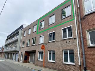 Op een rustige ligging, nabij de Onze-Lieve-Vrouwemarkt, bevindt zich dit op te frissen appartement met één volwaardige slaapkamer in de residentie "Delfino" op de 2de verdieping (hoogste verdiep, aan de voorkant). Mits de nodige creativiteit kan hier opnieuw een aangename en comfortabele woonst gecreëerd worden.<br /><br />De indeling omvat:<br /><br />- een ruime leefkamer met een open zicht en aangename natuurlijke lichtinval;<br />- een open, eenvoudig keukenblok voorzien van spoelbak, oven, keramische kookplaat, dampkap en koelkast;<br />- een aparte, volwaardige slaapkamer;<br />- een ingerichte badkamer met lavabo, douchecel en toilet.<br /><br />Extra voorzieningen:<br /><br />- aansluiting op stadswater;<br />- zonnepanelen;<br />- PVC-ramen met dubbele beglazing;<br />- elektrische verwarming.<br /><br />Een interessante opportuniteit voor wie op zoek is naar een appartement met een centrale ligging en bereid is om het naar eigen smaak op te frissen. Ook voor de investeerder een uitgelezen kans.<br /><br />Het appartement er tegenover (bus 22) bieden wij eveneens te koop aan. <br /><br />Ontdek deze beide opportuniteiten op de bezoekdag van donderdag 8 oktober 2026! Reserveer uw tijdslot spoedig!