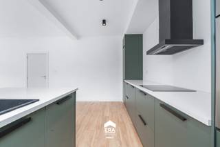 <p>Deze moderne, instapklare, gelijkvloerse gezinswoning in Grote-Brogel combineert rustig wonen met een uitstekende bereikbaarheid. Dankzij de ligging nabij het centrum van Peer geniet u van winkels, horeca, scholen en openbaar vervoer in de directe omgeving, met bovendien een vlotte verbinding naar Bree, Bocholt, Meeuwen en Houthalen.</p>

<p><br />Deze gelijkvloerse woning uit 1966 werd stijlvol vernieuwd en biedt een hedendaagse afwerking met veel lichtinval dankzij de grote raampartijen. De open leefruimte sluit naadloos aan op de volledig uitgeruste keuken en creëert een aangename, ruime woonbeleving. Verder beschikt de woning over 4 slaapkamers, elk voorzien van airconditioning, een strak afgewerkte badkamer met bad en inloopdouche, een inpandige garage, kelderberging en een ruime zolder waar nog 2 extra slaapkamers mogelijk zijn.</p>

<p><br /><strong>Enkele troeven:</strong></p>

<ul><li><strong>Volledig gerenoveerd: </strong>nieuw dak, nieuwe ramen, nieuwe keuken en nieuwe vloeren, ...</li><li>4 volwaardige slaapkamers, elk uitgerust met airco</li><li>Ruime zolder met uitbreidingsmogelijkheden</li><li><strong>Praktische voorzieningen:</strong> inpandige garage en kruipkelder</li><li>Aankoop onder 2% registratierechten</li></ul>

<p><br /><strong>Aarzel niet om een bezoek te plannen en ontdek zelf de ruimte, afwerking en mogelijkheden van deze stijlvolle gezinswoning </strong>via <strong>impact@era.be</strong> of <strong>089 46 48 63</strong> – <strong>Khaz helpt je graag verder!</strong></p>