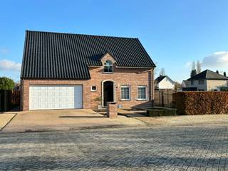 Unieke, ruime gezinswoning op top locatie in Herentals!In een doodlopende zijstraat van de rustige wijk De Molekens vind je deze ruime gezinswoning...