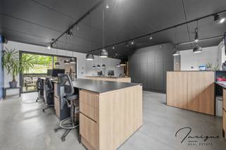 Interessant opbrengsteigendom of ideale combinatie van wonen en werken. Dit instapklare handelspand met duplexappartement is gelegen langs een...