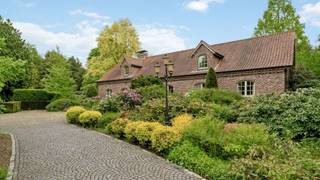Exclusieve woning van 565 m² op 18.755 m² privédomein – Lanaken/Zutendaal.Er is goede verbinding naar de autosnelweg E314, wat handig is voor reizen...