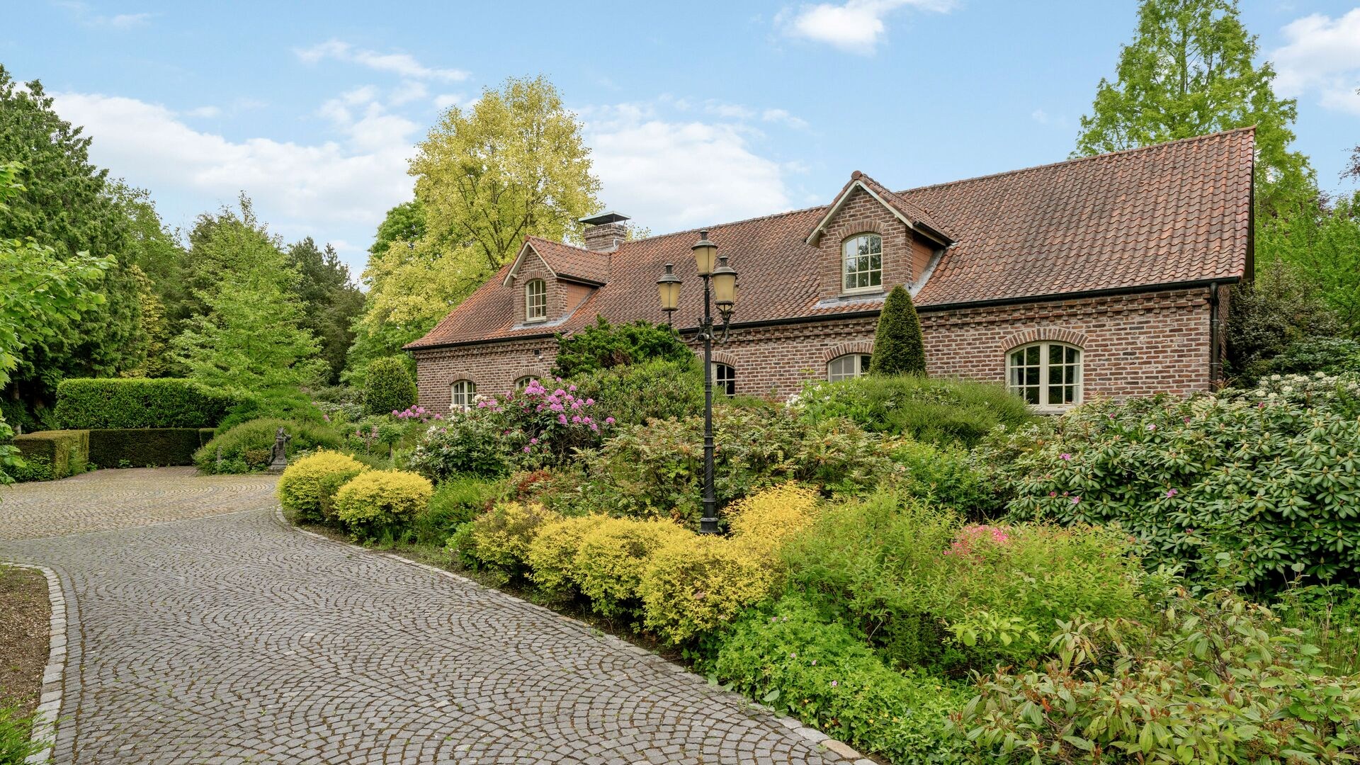 Luxury detached house in Lanaken with garden, terrace, garage and 4 bedrooms - built in 1982 - Large plot of land - Christie's Lifestyle - Energy label C - photo 2