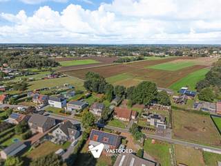 <p><span>Ruime, recente woning op TOP-ligging!</span></p><p><span> </span></p><p><span>Belangrijkste troeven:</span></p><p><span>- Recente, ruime woning met toffe indeling en zeer mooie ruimtes</span></p><p><span>- Fantastische, lichtrijke leefruimte met met open keuken en zicht op tuin en achterliggende velden</span></p><p><span>- Knappe zithoek met parket en aansluitend bureau met maatkasten</span></p><p><span>- 4 slaapkamers, berging/wasplaats met maatkasten</span></p><p><span>- Veel gebruik gemaakt van inbouwkasten</span></p><p><span>- Zonnepanelen met groenestroomcertificaten met opbrengst van bijna 2.000€/jaar</span></p><p><span>- Gelegen op een mooi, omheind perceel, voorzien van ruim terras met overkapping</span></p><p><span>- TOP-ligging nabij centrum en toch zeer rustig met prachtige zichten</span></p><p><span>- Extra's: volledig onderkelderd, alarm, screens, airco's, beregening, dakterras, achteraan bereikbaar,...</span></p><p><span> </span></p><p><span>Bekijk zeker ook de 3D virtuele rondleiding en de grondplannen met de afmetingen. Zo krijgt u van thuis uit al een perfect beeld van wat deze woning te bieden heeft!</span></p><p><span>Wenst u meer info of een vrijblijvende bezichtiging, contacteer dan ons kantoor op het nummer 014 39 99 99 en wij helpen u graag verder.</span></p>