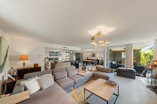 Dit kwalitatief afgewerkte hoekappartement met tuin en overdekt terras combineert comfort, licht en een uiterst centrale ligging.Via de inkomhal met...