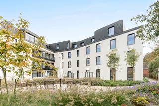 À l’angle de la Kortrijkstraat et de la Harelbeekstraat se trouve la résidence Sint-Amandus : un superbe projet neuf comprenant 23 appartements et 2 surfaces commerciales. Grâce à son emplacement central, tout près de la Grand Place, vous profitez de toutes les commodités à portée de main – du boulanger et boucher aux restaurants conviviaux et commerces.<br /><br />Les appartements sont spacieux, lumineux et finis avec des matériaux de qualité durable. De grandes baies vitrées laissent entrer une abondance de lumière naturelle et offrent une vue sur un magnifique jardin intérieur verdoyant. Les terrasses ensoleillées (jusqu’à 36 m²) constituent un lieu idéal pour se détendre dans cette oasis de tranquillité.<br /><br />Quelques atouts majeurs :<br /><br />finitions entièrement au choix<br /><br />écoénergétique et durable<br /><br />possibilité d’acquérir un emplacement de parking en sous-sol avec borne de recharge(option)<br /><br />commerces et services accessibles à pied<br /><br />magnifique jardin intérieur, véritable poumon vert<br /><br />✨ De plus, à l’achat de cet appartement, vous pouvez bénéficier du taux de TVA réduit de 6 % (sous condidtions – une occasion unique d’investir à prix avantageux dans un logement de qualité !<br /><br />Ce SAMEDI 27 SEPTEMBRE de 10h00 à 18h00<br />Journée portes ouvertes exclusive : découvrez votre appartement de rêve ou assistez à une session d’information pour investisseurs !<br />👉 Une visite à ne pas manquer.<br /><br />Réservez dès maintenant l’une des dernières places :<br />📞 Justine – 0468 06 48 19<br />📞 Guido – 0475 70 36 19