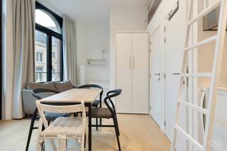 Op zoek naar een comfortabele studio op een absolute toplocatie?<br />Deze studio met kitchenette, hoogslaper en privatieve badkamer is nu te koop in Residentie Maravil, een exclusieve studentenresidentie in het bruisende hart van Leuven.<br /><br />Troeven van de residentie:<br />✔️ Topligging – Gelegen in de Diestsestraat, de mooiste winkelstraat van Leuven, omringd door boetieks, hippe eetadresjes en gezellige koffiebars. Op slechts 550 meter van de KUL en in een autovrije straat met vlotte toegang tot het openbaar vervoer.<br />✔️ Uniek karakter – Historisch erfgoed dat werd omgevormd tot een moderne, hoogwaardige studentenresidentie.<br />✔️ Gemeenschappelijke faciliteiten – Een volledig uitgeruste gemeenschappelijke keuken en een prachtige daktuin waar bewoners kunnen ontspannen of samenkomen.<br /><br />Deze studio biedt een volwaardige en praktische woonoplossing binnen een professioneel beheerde en uiterst verzorgde residentie.<br /><br />Interesse? Neem vandaag nog contact met ons op voor meer informatie of een bezoek!