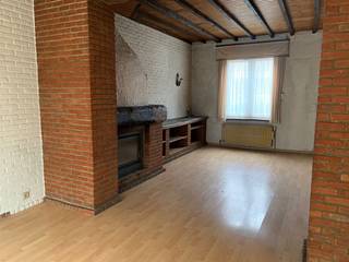 Welkom in deze charmante te renoveren 3-gevel woning, gelegen in een zeer gegeerde wijk van Jette, de plezantste gemeente van Brussel. Ideaal gelegen naast het Brugmann ziekenhuis/UZ Brussel, biedt deze woning niet alleen comfortabel wonen, maar ook een handige nabijheid tot alle essentiële voorzieningen.<br /><br />De woning beschikt over een mooie leefruimte, met een gezellige houtcassette om koude dagen op te fleuren en warme momenten te creëren met vrienden en familie. De aansluitende veranda biedt een ontspannen sfeer en een adembenemend uitzicht op de prachtige tuin. De aparte keuken maakt het geheel af.<br /><br />Op de bovenverdieping vinden we drie comfortabele slaapkamers en de aparte badkamer. De zolder zorgt voor extra bergruimte of kan dienen als speelkamer.<br /><br />Om u helemaal te overtuigen heeft deze woning nog een bergkelder en een garage, een absolute must in Brussel.<br /><br />Neem vandaag nog contact met ons op voor een bezichtiging en ontdek zelf de charme en mogelijkheden van deze charmante woning.