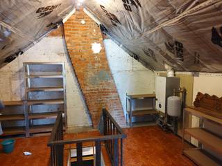 Ruime halfopen gezinswoning met 4 slaapkamers, vrijstaande garage en veranda<br /><br />Deze verzorgde halfopen woning aan Anemoonstraat 46 in Geel biedt verrassend veel ruimte: circa 181 m² bruikbare vloeroppervlakte op een perceel van 430 m², 4 slaapkamers, veranda, vrijstaande garage en veel bergruimte.<br /><br />Op het gelijkvloers bevinden zich de L-vormige leefruimtes, met mogelijkheid om een aparte bureau- of werkhoek te creëren, en de vernieuwde keuken (2024). De veranda vormt een aangename verbinding met de tuin. Daarnaast is er een ruime berging/wasplaats met plaats voor wasmachine, droogkast, voorraad en extra opslag.<br /><br />Op de eerste verdieping bevinden zich 4 slaapkamers en bijkomende bergruimte naast de zoldertrap. De ruime zolderverdieping biedt opnieuw veel mogelijkheden, met een grote berging én potentieel voor een 5de kamer.<br /><br />De woning werd de voorbije jaren grondig onderhouden en opgefrist. De CV werd vernieuwd in 2021, evenals de dakisolatie. In 2024 volgden een nieuwe keuken, schilderwerken doorheen de woning, herlakken van deuren, trap en schouwen, nieuwe laminaatvloer in de living en een nieuwe zoldertrap. Ook de elektriciteit werd verder aangepakt, met onder meer aarding doorheen de woning.<br /><br />Met EPC C (267 kWh/m²/jaar) beschikt de woning over een degelijke energetische basis. De verschillende dakvlakken bieden bovendien interessante mogelijkheden voor zonnepanelen.<br /><br />Buiten geniet je van een tuin, veranda en vrijstaande garage met ruimte voor wagen, fietsen en opslag. De ligging is een extra troef met een uitstekende mobiliteitsscore van 9,2/10.<br /><br />Extra opportuniteit: ook de achteraan aangrenzende woning Violetstraat 3 wordt afzonderlijk te koop aangeboden. De tuinen grenzen rechtstreeks aan elkaar en zijn via een poortje verbonden. Ideaal voor bijvoorbeeld twee generaties of familieleden die dicht bij elkaar willen wonen.<br /><br />Troeven: 430 m² perceel • 4 slaapkamers + optie 5de kamer • EPC C • keuken 2024 • CV 2021 • geïsoleerd dak • veranda • vrijstaande garage