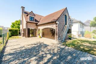 -- Bezoeken enkel op afspraak -- In de Kleine Ganzenbaan, een rustige en doodlopende straat pal in het centrum van Welle, bevindt zich deze ruime en karaktervolle villa met maar liefst vier slaapkamers, een inpandige garage en een bijzonder fraaie, volwassen tuin. Een ideale eigendom voor wie op zoek is naar ruimte, kwaliteit, groen en privacy, en dit op een aangename en centrale ligging. Vanaf het moment dat u de woning betreedt, wordt u verwelkomd door een verzorgde inkomhal die meteen de kwalitatieve uitstraling van de woning weerspiegelt. Kwalitatieve materialen en een verzorgde afwerking vormen een rode draad doorheen de verschillende leefruimtes. Op het gelijkvloers geniet u van een lichtrijke leefruimte met voldoende plaats voor een comfortabele zithoek en eetplaats. Aansluitend bevindt zich de ruime leefkeuken, die eveneens rechtstreeks toegang biedt tot de tuin. Daarnaast beschikt deze verdieping over een praktische berging die ook perfect kan worden ingericht als bureel of extra slaapkamer, een afzonderlijk toilet en een ruime inpandige garage. Een absolute troef is de naadloze verbinding tussen de leefruimtes en de tuin. Zowel vanuit de woonkamer als vanuit de keuken kijkt u uit op een prachtig aangelegde en volledig uitgegroeide tuin. Deze groene buitenruimte vormt een ware oase van rust en privacy, midden in het dorpscentrum. De inpandige garage biedt plaats aan één à twee wagens en zorgt daarnaast voor heel wat extra bergruimte. Praktisch én comfortabel, zowel voor dagelijks gebruik als voor wie nood heeft aan bijkomende opslag. Op de eerste verdieping bevinden zich vier ruime slaapkamers, een afzonderlijk toilet en de badkamer. De slaapkamers bieden dankzij hun mooie oppervlaktes tal van mogelijkheden en maken deze woning bijzonder geschikt voor gezinnen, thuiswerkers of koppels die graag over extra ruimte beschikken. De slaapkamer aan de voorzijde beschikt bovendien over een vaste buitentrap, waardoor deze ruimte ook afzonderlijk toegankelijk is. Dit opent interessante mogelijkheden voor wie een atelier, praktijkruimte, kantoor of professionele activiteit aan huis wenst te combineren met de woonfunctie. Bent u op zoek naar een ruime en klassevolle villa met vier slaapkamers, een inpandige garage en een uitzonderlijk mooie tuin? Dan verdient deze veelzijdige woning in de Kleine Ganzenbaan te Welle absoluut uw aandacht. Ontdek zelf de ruimte, het karakter en de unieke groene omgeving tijdens een bezoek. Plan snel uw bezoek via info@immolierman.be of op 053 89 99 66.