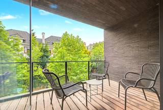 Exclusief 1-slaapkamerappartement op toplocatie in Ukkel, vlak bij Coghen, Messidor en het Brugmannpark, in de prachtige Florelallaan, tussen de Brugmannlaan en de Coghenlaan.<br />Dit stijlvolle en instapklare appartement is gelegen op de tweede verdieping van deze recente residentie met een luxueuze uitstraling en een hoogwaardige afwerking. <br />De uitzonderlijke ligging, op wandelafstand van Messidor, het Brugmannpark, talrijke kwaliteitsvolle handelszaken, restaurants, openbaar vervoer, scholen en recreatiemogelijkheden, maakt dit een unieke woonkans.<br /><br />Het appartement omvat een inkomhal met gastentoilet en berging/wasplaats, een ruime en lichtrijke leefruimte met salon, eetplaats en een volledig uitgeruste open keuken, een comfortabele slaapkamer met dressing, een moderne badkamer voorzien van een dubbele lavabo, een ruime inloopdouche en een tweede toilet. Dankzij de grote raampartijen geniet u van een overvloed aan natuurlijk licht en van prachtige zichten, zowel aan de voorzijde als aan de rustige achterzijde van het gebouw.<br /><br />Een privatieve kelder is inbegrepen in de verkoopprijs. Daarnaast is er de mogelijkheid om een autostaanplaats in de residentie aan te kopen voor € 40.000.<br /><br />Een uitzonderlijk appartement dat luxe, comfort, rust en een absolute topligging in een van de meest gegeerde buurten van Ukkel perfect weet te combineren.