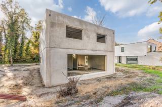 Deze moderne villa in aanbouw is gelegen in een verkeersarme straat op een steenworp van C - mine. De mooie inlandse eiken zorgen voor de...
