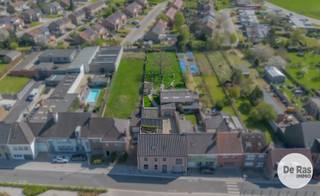 ERPE-MERE - Unieke eigendom met tal van mogelijkheden in het hart van Mere<br /><br />De woning bevindt zich op een toplocatie in het centrum van Mere, op amper 200 meter van het dorpsplein en vlak naast de basisschool Sint-Jozef. <br /><br />Op het gelijkvloers bevindt zich een voormalige kinderopvang met een oppervlakte van maar liefst 191m². De huidige indeling bestaat uit valse wanden, waardoor deze ruimte volledig naar eigen wens kan worden ingericht of opengetrokken. Perfect voor wie een praktijkruimte, atelier of extra woonruimte zoekt. <br /><br />Langs de zijkant van het gebouw is er een doorgang die toegang geeft tot een ruime binnenplaats, een garage en een loods van 170m². Achter de loods bevindt zich een grote tuin. <br />Boven de doorgang bevindt zich een ruim duplex appartement van 205m². Het appartement beschikt over een inkomhal met een apart toilet. In de leefruimte met eetplaats en open keuken geniet u van veel lichtinval en deze bieden toegang tot het terras. Het appartement beschikt daarnaast ook over een slaapkamer, badkamer met douche en toilet en een praktische wasplaats. Op de tweede verdieping bevinden zich nog drie volwaardige slaapkamers en een zolderruimte. <br /><br />De woning heeft tal van mogelijkheden, dankzij de combinatie van een grote polyvalente ruimte, een ruime loods, een grote tuin en een lichtrijk duplex appartement.<br /><br />Op zoek naar een ruime en instapklare woning met tuin in het hartje van Mere? Meer info en bezoek 053/60.65.60.