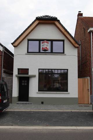 Volledig gerenoveerde BENG-woning met A-label – Gasstraat 33, 2400 Mol<br />Deze volledig gerenoveerde BENG-woning met A-label vindt u nabij het bruisende centrum van Mol. Scholen, winkels en openbaar vervoer liggen op wandelafstand. Dit energiezuinige huis is voorzien van de meest recente technieken, zoals een warmtepomp, ventilatiesysteem D, 8 zonnepanelen en vloerverwarming.<br /><br />Gelijkvloers:<br />Bij het binnenkomen via de afgesloten hal komt u in de lichtrijke leefruimte. Deze bestaat uit een living, eetkamer en een aangrenzende moderne open keuken. De keuken is volledig op maat gemaakt, ingericht met kwalitatieve toestellen en afgewerkt met oog voor detail. Op het gelijkvloers bevindt zich ook het aparte toilet en de badkamer. De badkamer is uitgerust met een ruime inloopdouche, ligbad en wastafel.<br /><br />Eerste verdieping:<br />De bovenverdieping bestaat uit twee kamers: één masterbedroom en één multifunctionele kamer (dressing, extra slaapkamer, bureauruimte, ...).<br /><br />Kelder:<br />Via de leefruimte heeft u rechtstreeks toegang tot de kelder. Hier bevinden zich alle technische installaties, waaronder de warmtepomp, het ventilatiesysteem D en de batterij van 5 kWh.<br /><br />Tuin:<br />De tuin is volledig aangelegd en afgewerkt met oog voor detail.<br /><br />Bijzonderheden:<br />Vloerverwarming voorzien over het volledige gelijkvloers<br />8 zonnepanelen<br />5 kWh batterij<br />Warmtepomp<br />Ventilatiesysteem D<br /><br />Deze woning wordt verkocht onder registratierechten. Het btw-stelsel is niet van toepassing.<br /><br /> 📞 0487 30 46 32<br />✉️ inforenof@gmail.com<br />