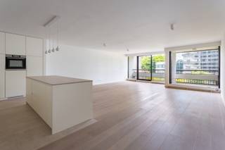 <p><strong>Nieuw gerenoveerd 2 slaapkamer appartement van ca. 140m², voorzien van een prachtig terras 22m². Gelegen in de standingvolle Residentie Hertogenpark, omringd door het groene domein Hertoghe. Zeer gunstige ligging nabij Albert Heijn, supermarkten, scholen, openbaar vervoer, parken en belangrijke in- en uitvalswegen.</strong></p>
<p><strong>Bewoners genieten van exclusieve faciliteiten zoals een restaurant, zwembad met sauna en een conciërge.</strong></p>
<p><strong>INDELING:</strong></p>
<p>Ruime INKOMHAL met vestiaire en apart gastentoilet. De royale LEEFRUIMTE van ca. m² op parket biedt toegang tot het OOST-GEORIËNTEERDE TERRAS van ca. 22 m² over de volledige breedte van het appartement. De volledig ingerichte open KEUKEN beschikt over een kookeiland met ontbijthoek, opbergkasten en hoogwaardige toestellen.</p>
<p>Daarnaast is er een praktische ruime BERGING/WASPLAATS. De nachthal leidt naar de ruime MASTERBEDROOM (4,33 m x 3,40m) op parket met ENSUITE DRESSING en ingerichte BADKAMER (ca. 2,80 m x 2,20 m), voorzien van een ligbad, toilet en een dubbele lavabo in een meubel. De tweede SLAAPKAMER (ca. 2,20 m x 5,43 m) op parket heeft een aangrenzende DOUCHEKAMER met regendouche en een lavabo in meubel.</p>
<p>U heeft de mogelijkheid een autostaanplaats apart aan te kopen aan €25.000 . <strong><br /></strong></p>
<p>Residentie ‘Hertogenpark’ of hoe wonen resideren wordt! Hertogenpark is al jaren een buitenbeentje op de Belgische markt van residentiële appartementen. Sinds haar ontstaan is de residentie haar tijd ver vooruit en wordt zij in haar segment aanzien als de “place to be” bij mensen die kwaliteitsnormen voor wonen verwachten .</p>
<p>De permanente upgrading van het gebouw heeft mogelijk gemaakt dat er in de residentie luxueus kan worden gewoond. Er kan worden genoten van een groot binnenzwembad en een sauna. Tevens is er een restaurant te vergelijken met een ‘lounge’ + pianobar, waar iedereen ’s middags of ’s avonds welkom is.</p>
<p>Het gebouw beschikt over 4 gastenkamers welke u de mogelijkheid bieden om vrienden, familie of zakenrelaties bij u thuis uit te nodigen en laten overnachten in hun eigen aparte suite.</p>
<p>De ruime behuizing, de privacy, de veiligheid, de beveiligde ondergrondse parkings en de grote terrassen geven een perfecte samensmelting van luxe. Mensen die niet de zorg van een villa willen, maar wel de geborgen luxe van een residentieel appartement, vinden in de residentie precies wat ze zoeken.</p>
<p>Ook niet te vergeten is de ligging van de residentie: in het groene Hertogenpark aan de rand van de stad, op enkele minuten van het centrum, nabij openbaar vervoer, Albert Heijn, supermarkt, belangrijke in-en uitvalswegen. <br /><br /><span><strong>BIJZONDERHEDEN:</strong></span><br />* Kwalitatief nieuw gerenoveerd appartement<br />* Terras over de volledige breedte van het appartement. Toegankelijk via de leefruimte en de slaapkamers <br />* Bewoners genieten van exclusieve faciliteiten zoals een restaurant, zwembad met sauna en een conciërge.<br />* Inkomhal gebouw is volledig gerenoveerd (2018), badgesysteem vernieuwd (2019), aanleg voortuin (2019), videofonie aanwezig<br />* EPC A: 91kWh/m², asbestvrij, conforme keuring elektriciteit <br />* Mogelijkheid tot kopen van een autostaanplaats in het gebouw <br />* Fietsenberging, vuilbak containers in het gebouw<br />* Zeer centrale locatie nabij belangrijke in- en uitvalswegen, openbaar vervoer, parken, winkels, stad en scholen.</p>