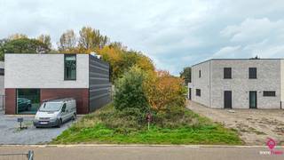 <article>
<div>
<div>
<div>
<div>
<div>
<div>
<p>Bij ImmoFusion 7/7 “open huis” : klik op onze 3D-TOUR.<br /><br /><br />In de rustige en groene Aanhofstraat in Heusden-Zolder bevindt zich deze mooie bouwgrond van 554 m², geschikt voor een halfopen bebouwing. De grond ligt in een nieuwe verkaveling en biedt achteraan een fraai uitzicht op de omliggende bossen. De ligging combineert rust en natuur met een uitstekende bereikbaarheid: de oprit van de autosnelweg E314 bevindt zich op korte afstand. De locatie is centraal gelegen tussen Heusden, Houthalen en Zonhoven, waardoor alle voorzieningen zoals winkels, scholen en recreatie makkelijk bereikbaar zijn. De omgeving is bosrijk, rustig en kindvriendelijk, ideaal voor wie op zoek is naar een aangename woonomgeving met veel groen.</p>
<p>Bouwvoorschriften</p>
<ul>
<li>
<p>Type bebouwing: halfopen bebouwing</p>
</li>
<li>
<p>Perceeloppervlakte: 554 m²</p>
</li>
</ul>
<p>Hoofdgebouw</p>
<ul>
<li>
<p>Maximale bouwdiepte gelijkvloers: 15 meter</p>
</li>
<li>
<p>Maximale bouwdiepte verdieping: 12 meter</p>
</li>
<li>
<p>Maximale bouwhoogte tot aan de kroonlijst: 6,5 meter</p>
</li>
<li>
<p>Daktype: plat dak</p>
</li>
</ul>
<p>Aanbouw</p>
<ul>
<li>
<p>Maximale bouwlaag: 1 bouwlaag</p>
</li>
<li>
<p>Maximale kroonlijsthoogte: 3,5 meter onder de kroonlijst van het hoofdgebouw</p>
</li>
<li>
<p>Daktype: plat dak</p>
</li>
</ul>
<p>Pluspunten:<br /><br />-Rustige ligging in een nieuwe verkaveling<br />-Achteraan uitzicht op een bosrijk gebied<br />-Groene en kindvriendelijke omgeving<br />-Centrale ligging tussen Heusden, Houthalen en Zonhoven<br />-Vlotte aansluiting met de autosnelweg E314<br />-Ruim perceel met mogelijkheden voor moderne architectuur<br />-Ideale combinatie van rust, natuur en bereikbaarheid<br /><br /><span>Maatregelen opgenomen in het Maatregelenregister: nee</span></p>
<p><span>Een bezichtiging ter plaatse of meer info, bel ons op 078/78.78.70, of kom gewoon binnen op ons kantoor, steeds welkom!</span></p>
</div>
</div>
</div>
</div>
<div></div>
</div>
</div>
</article>
<div></div>