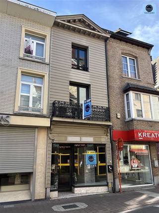<p><span> </span></p><p><span>HANDELSZAAK + WOONST IN HET CENTRUM VAN GERAARDSBERGEN</span></p><p><span>Richtprijs : 199.000 euro</span></p><p><span> </span></p><p><span>Deze in het stadscentrum gelegen handelszaak met karaktervolle uitstraling biedt op de GELIJKVLOERS VERDIEPING een handelsruimte van +- 45 m², een kitchenette en een terras.</span></p><p><span>Boven deze zaak bevindt zich het woongedeelte met 3 slaapkamers.</span></p><p><span>Verwarming op aardgas en dubbele beglazing in pvc.</span></p><p><span>Er is tevens een wartmtepomp/airco aanwezig.</span></p><p><span>Gunstig Epc C.</span></p><p><span>TOPLOCATIE!!!</span></p><p><span>Ideaal als investeringspand.</span></p><p><span> </span></p><p><span>AARZEL NIET en bel voor info of bezoek naar het nummer 0489/54.69.99 of stuur een email naar dylan@svena.be</span></p><p><span> </span></p><p><span>Deze gegevens zijn louter informatief en wij kunnen niet aansprakelijk gesteld worden voor eventuele onjuistheden.</span></p><p><span>De bewoonbare oppervlakte is slechts indicatief.</span></p><p><span> </span></p>