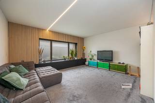 <p><span>Op zoek naar een instapklare woning met veel ruimte, een gunstig EPC en nog de mogelijkheid om uw eigen stempel te drukken? <br />Dan is deze ruime gezinswoning in de Kruiningenstraat 113 te Schoten zeker een bezoek waard.</span></p><p><span> </span></p><p><span>Deze recent grotendeels gerenoveerde woning beschikt over maar liefst 5 volwaardige slaapkamers, een inpandige garage en een zonnige tuin van ca. 350 m², <br />ideaal voor gezinnen die op zoek zijn naar ruimte, comfort en buitenleven.</span></p><p><span> </span></p><p><span>De belangrijkste renovatiewerken werden reeds uitgevoerd, waardoor u kunt genieten van een woning die technisch helemaal mee is met haar tijd. <br />Met een EPC-score B en een conforme elektrische installatie bent u verzekerd van energiezuinig en zorgeloos wonen.</span></p><p><span> </span></p><p><span>Daarnaast biedt de woning nog enkele mogelijkheden om de afwerking verder naar eigen smaak vorm te geven. Denk hierbij voornamelijk aan decoratieve afwerkingen en het personaliseren van bepaalde ruimtes, <br />zodat u van deze woning helemaal uw thuis kunt maken.</span></p><p><span> </span></p><p><span>Aarzel bij interesse zeker niet om ons te contacteren om een bezoek in te plannen!</span></p><p><span> </span></p><p><span> </span></p>