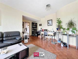 <p><span>An opportunity for those who want to make their own mark! Are you handy or do you dream of decorating your home completely to your own taste and style? Then this centrally located apartment of about 75 m² to renovate is exactly what you are looking for!</span></p><p><span>Conveniently located with easy access to the Ring and the center of Brussels, this apartment offers not only two full bedrooms, a bright living room of 29 m², a separate kitchen of 8 m², bathroom and toilet, but also a south facing terrace of 18 m² with a beautiful open view.</span></p><p><span>Here you choose the kitchen, bathroom, floors and finishes yourself without compromises or adjustments to someone else's style. Perfect for those who value freedom, creativity and character.</span></p>