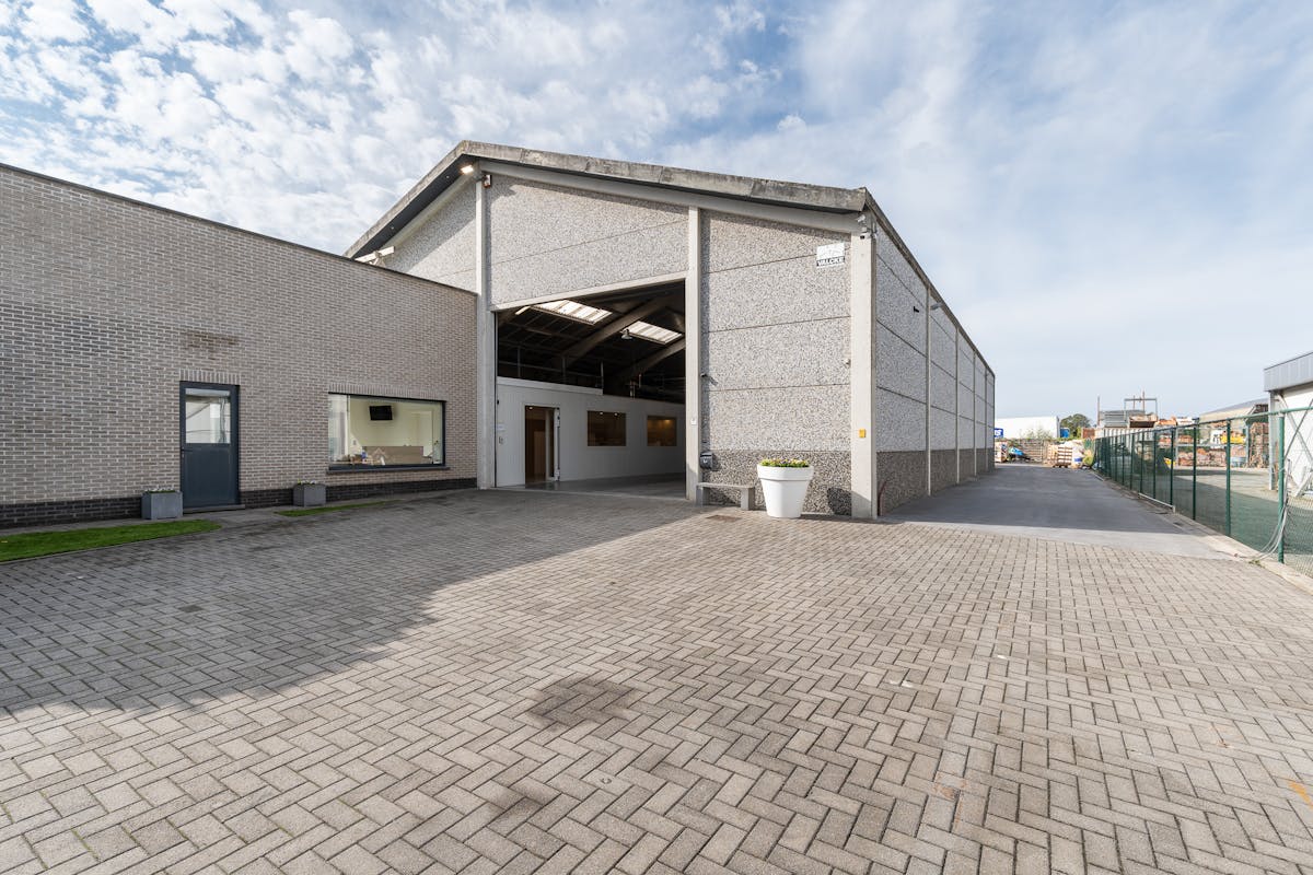 Villa de luxe avec jardin exclusif et entrepôt dans une zone PME - photo 3