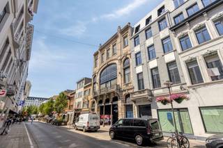 !!!Gelieve uw bezoekaanvraag per e-mail te sturen naar info@rochtusvastgoed.be, met vermelding van uw naam, gsm-nummer en het adres van het te bezoeken pand!!!<br /><br />Dit instapklare appartement is gelegen in de Breydelstraat te Antwerpen, op wandelafstand van de Meir, de Rooseveltplaats en het Centraal Station. Dankzij de uiterst centrale ligging bevinden winkels, openbaar vervoer, horeca en alle nodige voorzieningen zich in de onmiddellijke nabijheid.<br /><br />Het appartement bevindt zich op de tweede verdieping en verkeert in uitstekende staat van onderhoud en werd volledig gerenoveerd. Aan de voorzijde bevindt zich de lichtrijke leefruimte met open keuken. Dankzij de vele raampartijen geniet deze ruimte van een aangename natuurlijke lichtinval. De keuken is volledig geïnstalleerd en voorzien van een vaatwasmachine, wastafel met kraan, oven, koelkast en voldoende opbergkasten.<br /><br />De badkamer is modern ingericht met een inloopdouche, badkamermeubel, toilet en aansluiting voor de wasmachine.<br />Achteraan bevinden zich twee volwaardige slaapkamers, beide met toegang tot het terras. Dit terras vormt een absolute meerwaarde en biedt voldoende ruimte om aangenaam buiten te vertoeven.<br /><br />Verder beschikt het appartement over dubbele beglazing en werden de muren volledig geïsoleerd. Gas en elektriciteit zijn individueel. De gemeenschappelijke kosten bedragen €30 per maand voor het waterverbruik.<br /><br />Kortom, een volledig gerenoveerd en instapklaar appartement met twee slaapkamers en een uitzonderlijk ruim terras, gelegen op een toplocatie in het centrum van Antwerpen.
