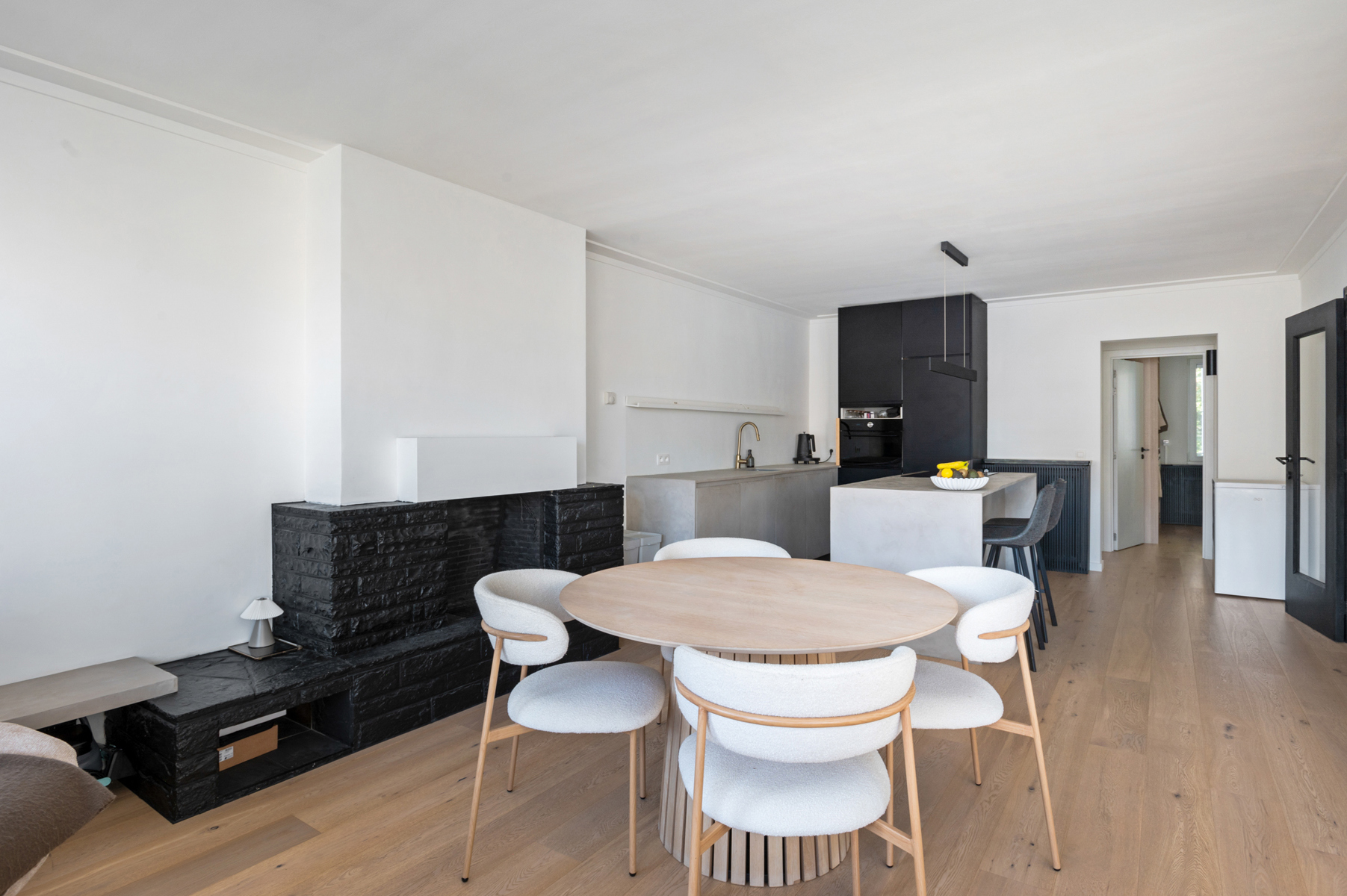 Stijlvol gerenoveerd appartement met terras en veel charme - foto 3