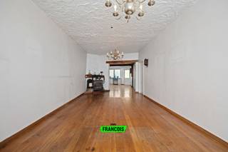 Gelegen in een rustige straat te Knokke-Heist, vindt u deze te renoveren woning met heel wat potentieel. Dit pand vormt de ideale kans voor wie op zoek is naar een woning die volledig naar eigen smaak kan worden ingericht, op een aangename en gegeerde locatie.<br /><br />U komt de woning binnen via de inkomhal, die toegang geeft tot de leefruimte. De woonkamer sluit mooi aan op de ruime keuken, wat zorgt voor een open en praktische indeling. Op het gelijkvloers is er eveneens een apart gastentoilet aanwezig. Verder omvat het gelijkvloers ook de badkamer. Vanuit de keuken bereikt u het terras, wat zorgt voor een aangename buitenruimte. <br /><br />Via de trap bereikt u de eerste verdieping, waar zich drie slaapkamers bevinden. Deze indeling maakt de woning geschikt voor zowel gezinnen als investeerders die op zoek zijn naar een project met meerwaarde.<br /><br />De combinatie van een rustige ligging en een functionele indeling maakt dit pand bijzonder interessant voor wie een woning volledig naar eigen wensen wil vernieuwen en afwerken.<br /><br />