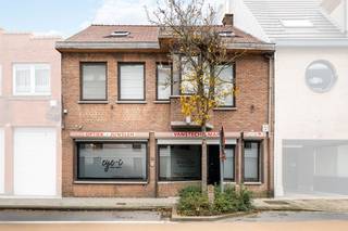 Deze veelzijdige en instapklare eigendom combineert wonen en werken op een centrale ligging. Op het gelijkvloers bevindt zich een handelsruimte...