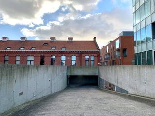 Staanplaats te huur te Oostende in een afgesloten parkeercomplex gelegen in het Militair Hospitaal. Afmetingen: 5m x 2,4 m Op zoek naar...