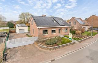 Deze instapklare woning is gelegen in het landelijke Bertem, op fietsafstand van Leuven en in de nabijheid van scholen, winkels, openbaar vervoer en de op- en afritten van de E314 en E40. Een ideale combinatie van rust, bereikbaarheid en comfort.<br /><br />Op de gelijkvloerse verdieping kom je binnen via de inkomhal met afzonderlijk gastentoilet. De woning biedt hier een volwaardige woonindeling, met een lichtrijke leefruimte en een open keuken, een praktische wasberging, twee slaapkamers (waarvan één momenteel ingericht als bureau) en een badkamer. Hierdoor is gelijkvloers wonen perfect mogelijk.<br /><br />Via de vaste trap bereik je de eerste verdieping, waar de overloop toegang geeft tot een bureauruimte voorzien van ingemaakte kasten, de master bedroom met dressing, een tweede badkamer en een extra zolderkamer.<br /><br />Langs de linkerzijde van de woning bereik je via een automatische poort de ruime oprit, waar plaats is voor meerdere wagens. Daarnaast is er een afzonderlijk garagegebouw, ideaal voor het stallen van fietsen en tuinmateriaal. Achteraan geniet je van een gezellig terras en een tuin met open zicht op de achterliggende weide — een echte troef voor wie houdt van rust en groen.<br /><br />De woning is bovendien uitgerust met tal van comfort- en energiebesparende voorzieningen, waaronder gevulde spouwmuren, een kruipkelder, een vernieuwd dak met isolatie (2010), een recente gasketel (2015), 24 zonnepanelen en een elektrische zonneboiler van 300 liter.<br /><br />Lijkt deze instapklare woning op een top-locatie echt iets voor jou? Aarzel dan niet en contacteer ons vandaag nog voor een bezoek ter plaatse via Jan Schrijvers via 0495 18 95 81 of janschrijvers@immojanstas.be.<br /><br />Bijkomende info (EPC, bodemattest, stedenbouwkundige inlichtingen,...) kan U hieronder downloaden ↓.