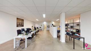 <p>Bij ImmoFusion 7/7 “open huis” : klik op onze 3D-TOUR.<br />Ervaar vastgoed alsof je er zelf doorloopt!</p>
<p><br />Ontdek deze ruime en veelzijdige commerciële kantoorruimte op een zichtlocatie aan de Meylandtlaan 107/2. Dankzij de centrale ligging en de uitstekende bereikbaarheid vormt dit pand de ideale uitvalsbasis voor een kantoor, interimkantoor, praktijkruimte of andere professionele activiteit.</p>
<p>Bij het betreden van het pand komt u terecht in een royale open ruimte die momenteel ingericht is als bureauruimte. Deze lichtrijke ontvangstruimte straalt professionaliteit uit en biedt tal van mogelijkheden naar indeling en gebruik. Aansluitend bevindt zich een tweede ruime kantoorruimte, ideaal als extra werkruimte of ontvangstruimte voor klanten en bezoekers.</p>
<p>Verder beschikt het pand nog over een praktische achterliggende ruimte waar momenteel kapstokken voorzien zijn, met bovendien voldoende plaats voor een extra bureau of archiefruimte. Aan de rechterzijde bevindt zich de eenvoudige kitchenette en zijn er twee aparte toiletten aanwezig, wat het comfort voor personeel en bezoekers compleet maakt.</p>
<p>Dankzij de functionele indeling en de commerciële ligging biedt dit pand enorm veel potentieel voor ondernemers die op zoek zijn naar een instapklare kantoorruimte met visibiliteit.<br /><br />Maatregelen opgenomen in het Maatregelenregister: neen</p>
<p>Pluspunten:<br />- Commerciële topligging<br />- Veel mogelijkheden naar inrichting<br />- Ruime open kantoorruimtes<br />- 2 aparte toiletten<br />- Praktische kitchenette<br />- Veel natuurlijke lichtinval<br />- Uitstekende bereikbaarheid<br />- Ideaal voor kantoor, praktijk of dienstverlening<br /><br />Maatregelen opgenomen in het Maatregelenregister: nee</p>
<p>Bent u op zoek naar een professioneel pand met een praktische indeling en een uitstekende ligging? Dan is deze commerciële ruimte zeker een bezoek waard!</p>
<p>Voor een bezichtiging ter plaatse of meer info, bel ons op 078/78.78.70, of kom gewoon binnen op ons kantoor, steeds welkom!</p>