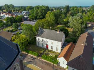 In de Bruulstraat 8, in het centrum van Haaltert, bevindt zich deze voormalige pastorie, erkend als beschermd bouwkundig erfgoed. Dit unieke herenhuis uit 1783 ligt op een uitzonderlijk perceel van 3.850 m² en combineert historische charme met tal van renovatie- en herbestemmingsmogelijkheden.<br /><br />Authentieke elementen zoals hoge plafonds, sierlijsten, marmeren schouwen en een imposante eiken trap geven de woning een unieke uitstraling.<br /><br />Dankzij de omvang van het domein en het karakter van het pand zijn er, mits naleving van de geldende voorwaarden, diverse invullingen mogelijk. Naast een exclusieve gezinswoning biedt het pand potentieel voor een praktijk, kantoor, coworking of een publieke functie. De uiteindelijke invulling is afhankelijk van de toekomstige bestemming van de site.<br />Op het gelijkvloers bevinden zich ruime leefruimtes en een volledig uitgeruste keuken. De verdieping telt vijf volwaardige slaapkamers, een badkamer en een dressing. Verder zijn er een ruime zolder en een praktische kelder.<br /><br />Buiten geniet u van een ommuurde tuin, een voormalig koetshuis met garage, wasplaats, bergingen en zolder, en een uitgestrekt park. De zuidoostgerichte tuin, de diepe voortuin en de ruime afstand tot de straat zorgen voor veel privacy en een aangename lichtinval. Bovendien geniet de woning van een uitstekende bereikbaarheid dankzij de nabijheid van de E40, scholen, openbaar vervoer en zorgvoorzieningen.<br /><br />Contacteer ons snel voor meer informatie op stephanie@woonkantoor.be of 0477 81 67 75. <br />Deze oude pastorie zal verkocht worden via een Covast biedingssysteem, indien u hieromtrent graag meer informatie wenst, horen we het graag.