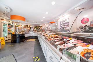 Dit goed gelegen handelsgelijkvloers biedt een prachtige kans voor ondernemers in de voedingssector. Het pand is momenteel ingericht als...