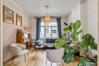 Deze goed gelegen woning biedt ruimte en licht! De hoge plafonds en grote ramen zorgen voor een bijzonder ruimtelijk gevoel en in de tuin kan...