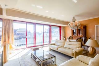 In het <strong>centrum van Sint-Niklaas</strong>, vlak bij de Grote Markt, bevindt zich dit <strong>ruime appartement met een oppervlakte van 141 m²</strong>. Het appartementsgebouw is uitgerust met een <strong>lift</strong> wat bijdraagt aan extra comfort en vlotte toegankelijkheid. Dankzij de <strong>centrale ligging </strong>zijn vele voorzieningen zoals winkels, horeca en openbaar vervoer op wandelafstand. De huidige eigenaar huurt een autostaanplaats achter het gebouw.<br /><br />De <strong>ruime leefruimte</strong> baadt in het licht dankzij de <strong>grote raampartijen </strong>en biedt directe toegang tot het <strong>zuidgerichte terras</strong>. De gezellige houtcassette en ingebouwde spots zorgen daarbij voor extra sfeer en comfort. Op het terras geniet je van een <strong>prachtig uitzicht op de Sint-Niklaaskerk en de levendige Houtbriel</strong>. Aansluitend bevindt zich een aparte, verzorgde keuken, eveneens met toegang tot het zonnige terras. Achteraan vinden we <strong>twee comfortabele slaapkamers</strong>, waarvan één beschikt over een <strong>ensuite badkamer</strong>, volledig afgewerkt in natuursteen. Verder is er nog een <strong>praktische was- en bergruimte met een extra lavabo</strong>.<br /><br />Ben jij op zoek naar een <strong>energiezuinig</strong> appartement met <strong>private kelderberging</strong> pal in het centrum van Sint-Niklaas? Dan is dit jouw kans! Plan een bezichtiging in met <strong>Hugo via mail: hdb@claves.be of bel: 0475/94.43.07.</strong>