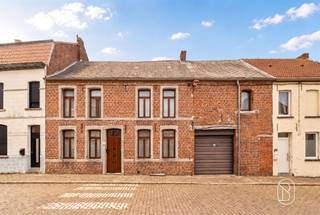 <p>Idéalement situé sur la place du village de Ghoy, cet immeuble mixte (Bureaux+ atelier) offrant de généreux volumes exploitables et un beau potentiel d’aménagement se compose comme ceci ; <br /><br />Au rez-de-chaussée : Un hall d’entrée, deux bureaux, deux annexes, une véranda, un garage, une toilette, un garage ainsi qu’un grand atelier de plus de 200m2 et une cour . <br /><br />Au 1er étage : Deux bureaux, une cuisine, un WC complémentaire, une pièce annexe<br /><br />Au 2ème étage : Un grenier aménageable.<br /><br />Le bâtiment offre un potentiel d’aménagement incroyable et permet d’envisager différents projets : logement avec atelier et bureaux, création de plusieurs appartements, espace de stockage ou tout autre projet selon vos besoins (sous réserve des autorisations nécessaires).<br />IDEAL pour un indépendant ou un investisseur !<br />Ne tardez pas à découvrir cette opportunité en nous contactant via aurelie@immobeguin.be</p>