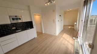 <p><span>Deze studio is dankzij de ligging in centrum Heverlee makkelijk bereikbaar via openbaar vervoer. Winkels en het centrum van Leuven zijn ook snel bereikbaar met de fiets.</span></p><p><span>Dankzij het mooie uitzicht op de 8e verdieping is het grote terras een grote troef.</span></p><p><span>De keuken is voorzien van een ingebouwde koelkast met kleine diepvries, een dubbele inductie kookplaat, een wastafel en een combinatie oven. Er is tevens een mooi aantal ingebouwde kasten voorzien voor opslagruimte.</span></p><p><span>De badkamer is voorzien van een douche, een wastafel en een toilet.</span></p><p><span>De leefruimte/slaapkamer heeft een geweldig uitzicht en geeft uit op een groot terras van 15m².</span></p><p><span>Aan de inkom is er een uitsparing voor de kapstok voorzien.</span></p><p><span> </span></p><p><span>De woning is makkelijk te bereiken via een lift, tevens is er beneden een fietsenstalling voorzien.</span></p><p><span>De studio werd recent voorzien van hogerendementsbeglazing. <br />Gemeenschappelijke lasten inclusief verbruik chauffage, warm water en koud water bedragen 125 euro per maand. ( exclusief verbruik elektriciteit en internet )</span></p><p><span>Beschikbaar vanaf 1 september voor lange duur of korte duur (1-3 jaar), domicilie niet verplicht voor studenten.</span></p><p><span>Let op, in dit appartement is er geen mogelijkheid om een wasmachine te plaatsen.</span></p><p><span> </span></p><p><span>Interesse? Vraag uw bezoek aan via onze website.</span></p><p><span> </span></p><p><span> </span></p>