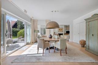 Luxueuze en stijlvolle villa in Engelse Cottage stijl met verwarmd zwembad gelegen nabij de Royal Zoute Golf Club en de zee op een totale...