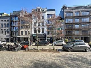 Dit gezellige duplex-penthouse appartement met terras op de 4de en 5de verdieping bevindt zich op absolute toplocatie op het Eilandje nabij het MAS...