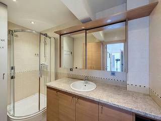 Op zoek naar een huurwoning op Linkeroever? Dit lichtrijke 2-slaapkamerappartement op de August Vermeylenlaan biedt royaal daglicht, een fijn terras en een fantastisch uitzicht. Comfortabel wonen in het groen met Antwerpen vlakbij!<br /><br />Indeling:<br />- inkomhal<br />- lichtrijke leefruimte<br />- keuken<br />- over de volledige breedte een terras<br />- slaapkamer 1<br />- slaapkamer 2<br />- apart toilet<br />- badkamer<br />- kelderberging<br /><br />Extra troeven:<br />- gunstig EPC label B<br />- lichtrijke woning<br />- lift aanwezig<br />- kelderberging<br />- uitstekende mobiscore: 8,9/10<br />- groene ligging<br />- rolluiken<br /><br />De maandelijkse vaste kosten bedragen 140 euro per maand voor de kosten van de gemene delen (incl. water en verwarming).<br /><br />Onmiddellijk beschikbaar.<br /><br />Bent u geïnteresseerd in dit appartement te huur op Linkeroever?<br />Aarzel dan niet om een bezoekaanvraag in te dienen via onze website via de daar voorziene rode balk.<br /><br />Wenst u uw eigendom ook te koop of te huur te stellen? We helpen u graag verder. Steeds tot uw dienst om u verder te helpen met al uw vragen over vastgoed.<br />