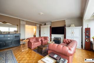 <h3><span>Ruim en lichtrijk appartement van 126 m² met terras in het hart van Borgerhout</span></h3><p><span>Op de </span><span>5de verdieping</span><span> van een goed onderhouden gebouw in </span><span>Borgerhout</span><span> bevindt zich dit uitzonderlijk </span><span>ruime en lichtrijke appartement</span><span> met een bewoonbare oppervlakte van maar liefst </span><span>126 m²</span><span>.</span></p><p><span>Bij het binnenkomen valt meteen de </span><span>grote leefruimte</span><span> op, afgewerkt met een </span><span>mooie parketvloer</span><span> en badend in het natuurlijke licht dankzij de grote raampartijen. Aansluitend vind je de </span><span>volledig ingerichte keuken</span><span>. Het appartement beschikt over </span><span>twee zeer ruime slaapkamers</span><span> van respectievelijk </span><span>ca. 16 m²</span><span> en </span><span>ca. 18 m²</span><span>, wat voldoende plaats biedt voor een groot bed, kasten en zelfs een bureau.</span></p><p><span>De </span><span>badkamer</span><span> is ruim en voorzien van een </span><span>douche</span><span> en </span><span>dubbele wastafel</span><span>, waardoor comfort en gebruiksgemak centraal staan.</span></p><p><span>Aan de </span><span>achterzijde van het gebouw</span><span> bevindt zich een </span><span>aangenaam terras</span><span>, waar je in alle rust kunt genieten.</span></p><p><span>Tot slot beschikt het appartement over een </span><span>privatieve kelderberging</span><span> handig voor extra opslagruimte.</span></p><p><span>Troeven op een rij:</span></p><ul><li><span>126 m² bewoonbare oppervlakte</span></li><li><span>2 zeer ruime slaapkamers (mogelijk 3 slaapkamers)</span></li><li><span>Energiezuinig: EPC-label B</span></li><li><span>Lichtrijke leefruimte met parketvloer</span></li><li><span>Ingerichte keuken</span></li><li><span>Ruime badkamer met douche en dubbele wastafel</span></li><li><span>Rustig terras aan de achterzijde</span></li><li><span>Privatieve kelderberging</span></li></ul><p><span> </span></p>