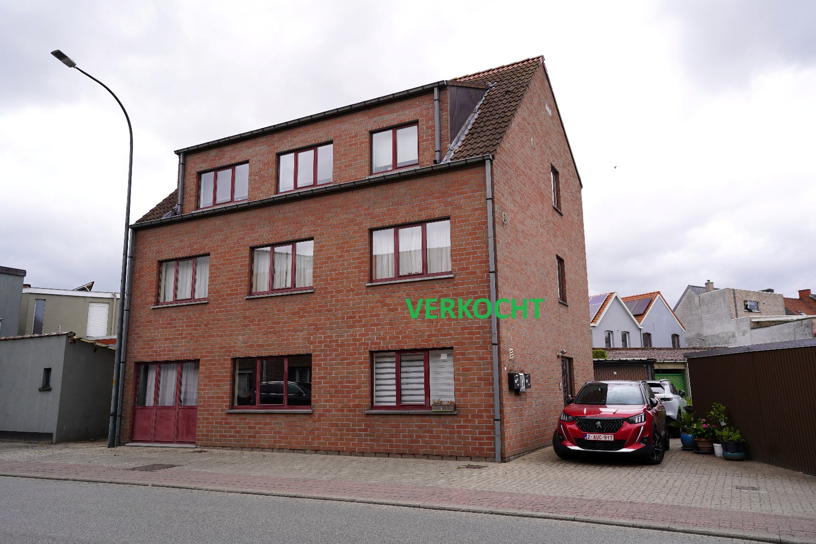 Op te frissen BUILDING met 3 feitelijke appartementen & 3 garages. - foto 1