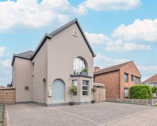 <p>Maison de caractère avec des possibilités de pratique et un potentiel exceptionnel dans un emplacement de choix à Kasterlee<br /><br /> Derrière cette façade élégante se cache une maison étonnamment spacieuse où vivre, travailler et se détendre se fondent harmonieusement. Grâce à un agencement bien pensé, des espaces de vie généreux et des possibilités polyvalentes, cette propriété représente une opportunité unique pour les familles, les indépendants et les amoureux de l'espace.<br /><br />En entrant dans la propriété, vous êtes immédiatement accueilli par un hall d'entrée impressionnant avec un escalier de caractère et une ligne de vue exceptionnelle qui se prolonge dans la profondeur de la maison. Cette expérience ouverte crée immédiatement un sentiment d'espace et de lumière.<br />À l'avant se trouve une pièce séparée qui se prête parfaitement à un cabinet, un bureau ou une profession libérale. De plus, la maison se déploie en un espace de vie généreux, complété par un salon cosy ou une salle polyvalente qui permet de nombreux remplissages.<br />La cuisine ouverte à vivre est le cœur de la maison. Grâce à son agencement spacieux, à son îlot de cuisson et à ses sièges intégrés, elle est l'endroit idéal pour se réunir en famille et entre amis. A l'extérieur, vous profiterez de deux terrasses spacieuses qui, ensemble, constituent une excellente base pour créer un beau jardin profond, où la tranquillité, l'intimité et la vie en plein air sont essentielles.#Au premier étage, la propriété dispose de deux chambres spacieuses, d'une salle de bains élégante, d'une pièce séparée qui pourrait idéalement servir de dressing ou de salle de chaussures, d'une salle de livres confortable et d'une agréable terrasse sur le toit où vous pourrez profiter de l'extérieur en toute tranquillité.<br /><br />L'étage mansardé offre également la possibilité de créer deux chambres supplémentaires, ce qui permet à la propriété d'évoluer sans effort avec vos besoins de vie.#Enfin, la propriété dispose d'un garage, d'un carport et de pas moins de trois places de parking privées.<br />NewLine#Tricks in a row :<br />- Cabinet ou bureau à domicile<br />- Volumes habitables étonnamment spacieux<br />- Cuisine ouverte avec coin salon<br />- Salon supplémentaire ou salle polyvalente<br />- Sous-sol et grands espaces de rangement<br />- Deux terrasses avec possibilité d'un grand jardin<br />- Salle de livres et terrasse sur le toit<br />- Possibilité de 4 chambres grâce à l'étage mansardé<br />- Garage, carport et 3 places de parking privées<br />- Emplacement convoité à Kasterlee<br /><br />Une maison qu'il est impossible d'apprécier pleinement de l'extérieur. Ici, vous découvrirez l'espace, le confort et les possibilités qui se déploient pas à pas. Une visite vous surprendra sans aucun doute.</p>